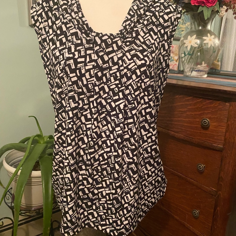 Dana Buchman Black and White Abstract Blouse